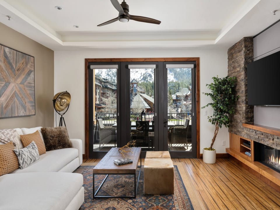 Luxury 4BDR Residence steps from Heavenly Village Apartment in Stateline