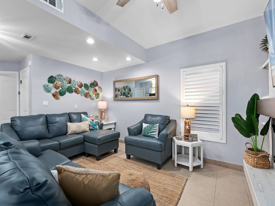 Newly remodeled living area with ample seating