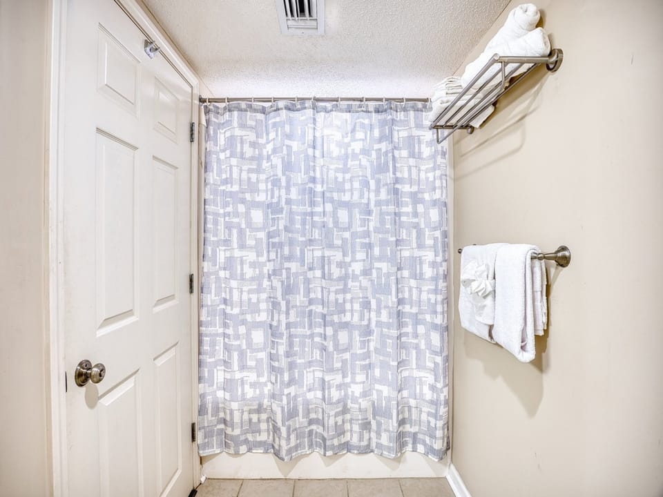 Queen Bathroom