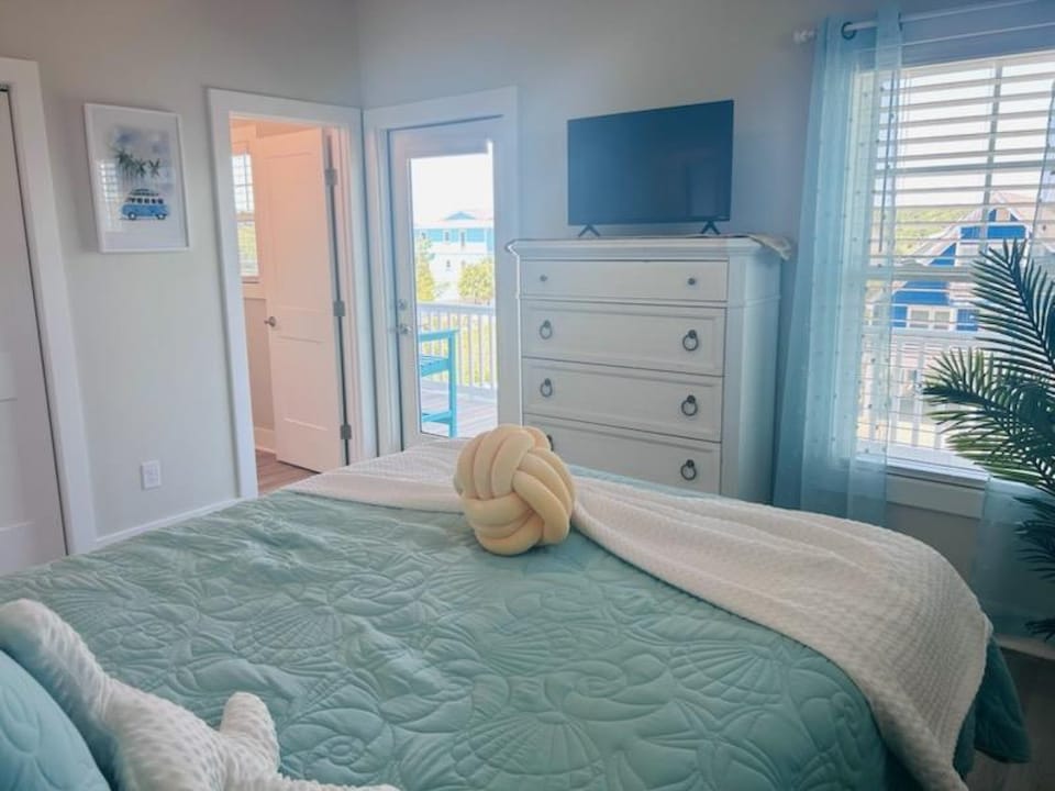 Upper Level Streetside Queen Bedroom