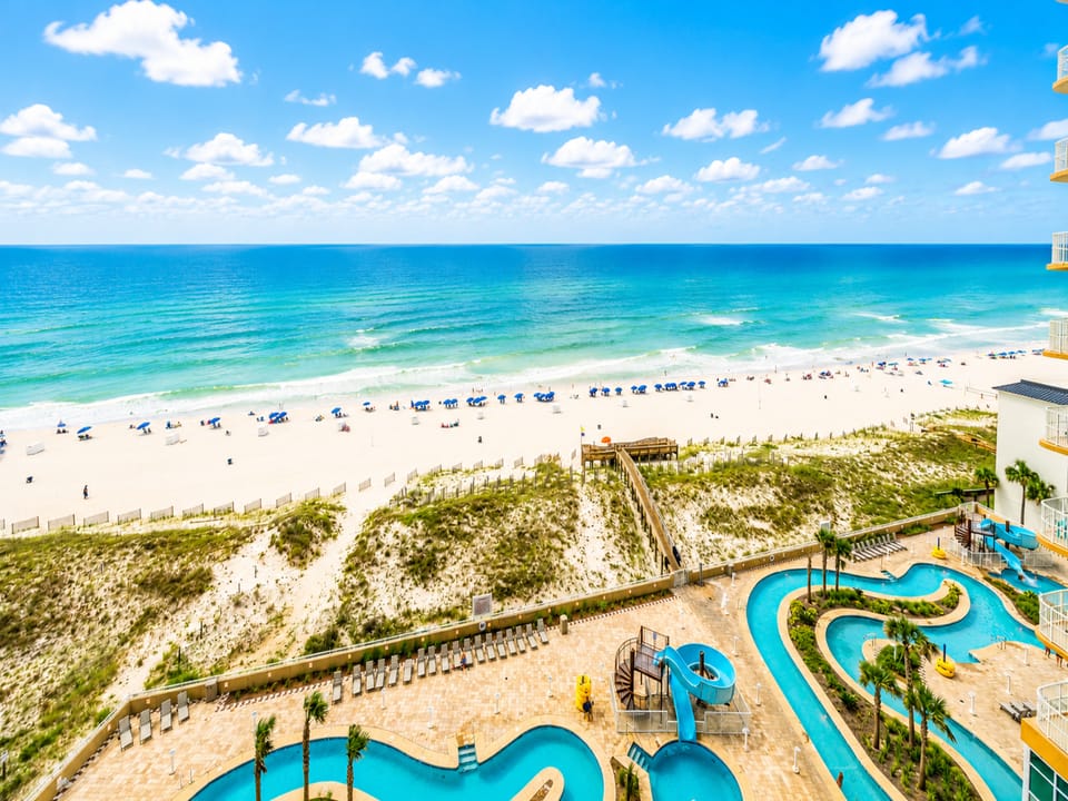 Discover the twin pool areas with gradual entry, splash pads, two lazy rivers and thrilling waterslides, right on the beach