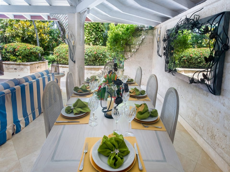 Harmony House - Dining table seats up to 10 persons