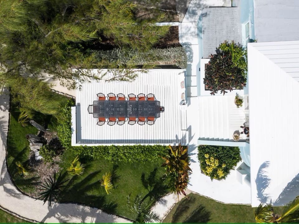 The Courtyard at Middle Cay - outdoor dining.
