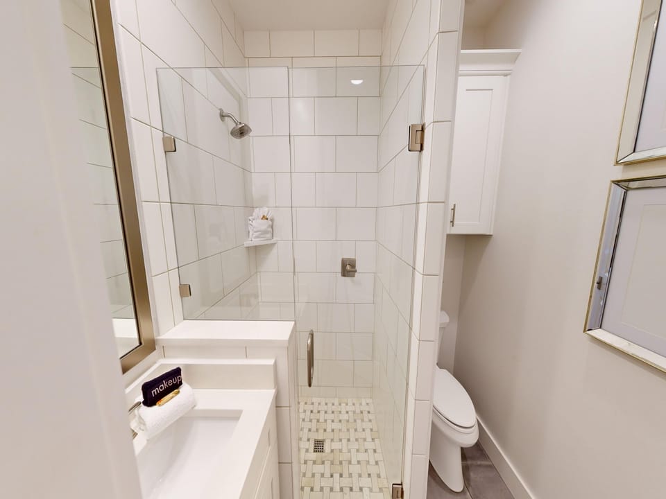Guest Bathroom (Near bunkbeds, 1st floor)
