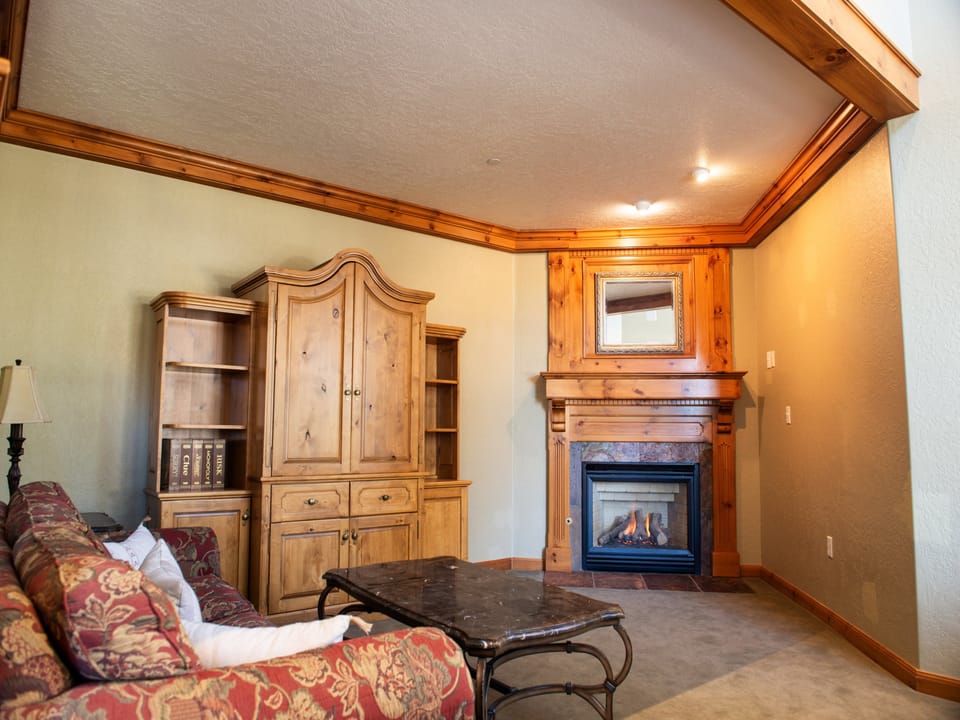 This area offers space to gather around a great game, to watch a nostalgic movie, or to engage in memorable conversations.