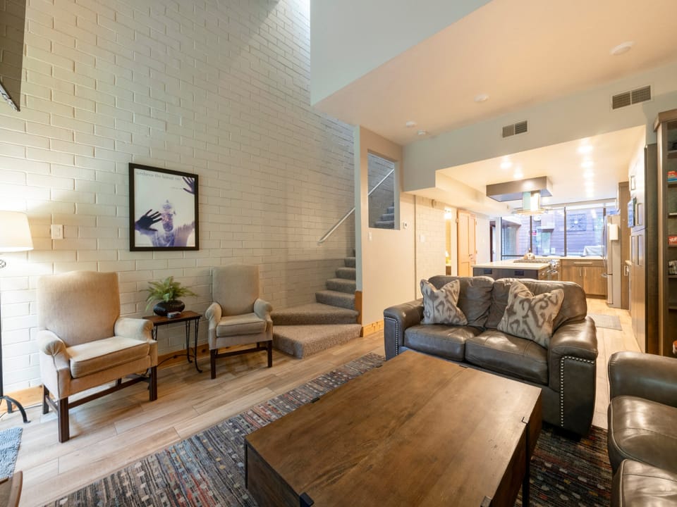 Park Avenue 256-1789 Spacious living room