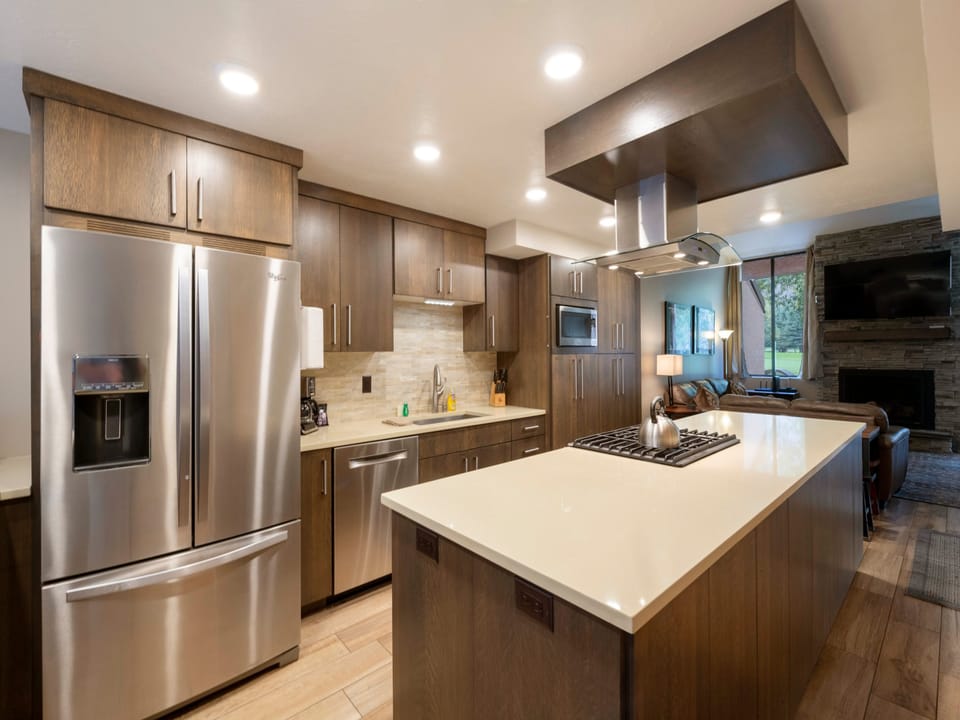 Park Avenue 256-1789 Well appointed kitchen