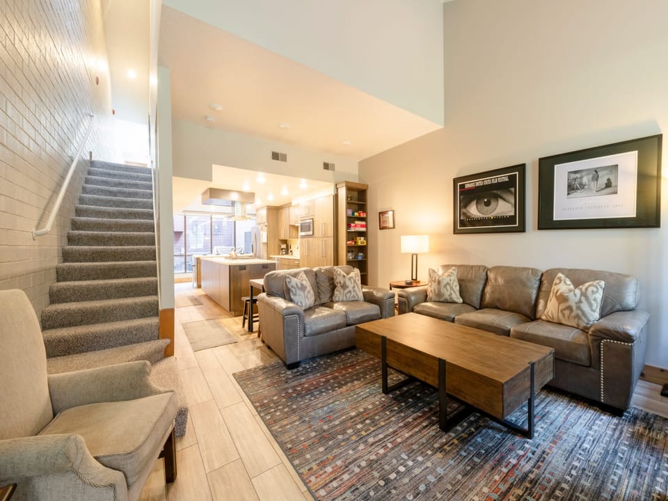 Park Avenue 256-1789 Cozy living room