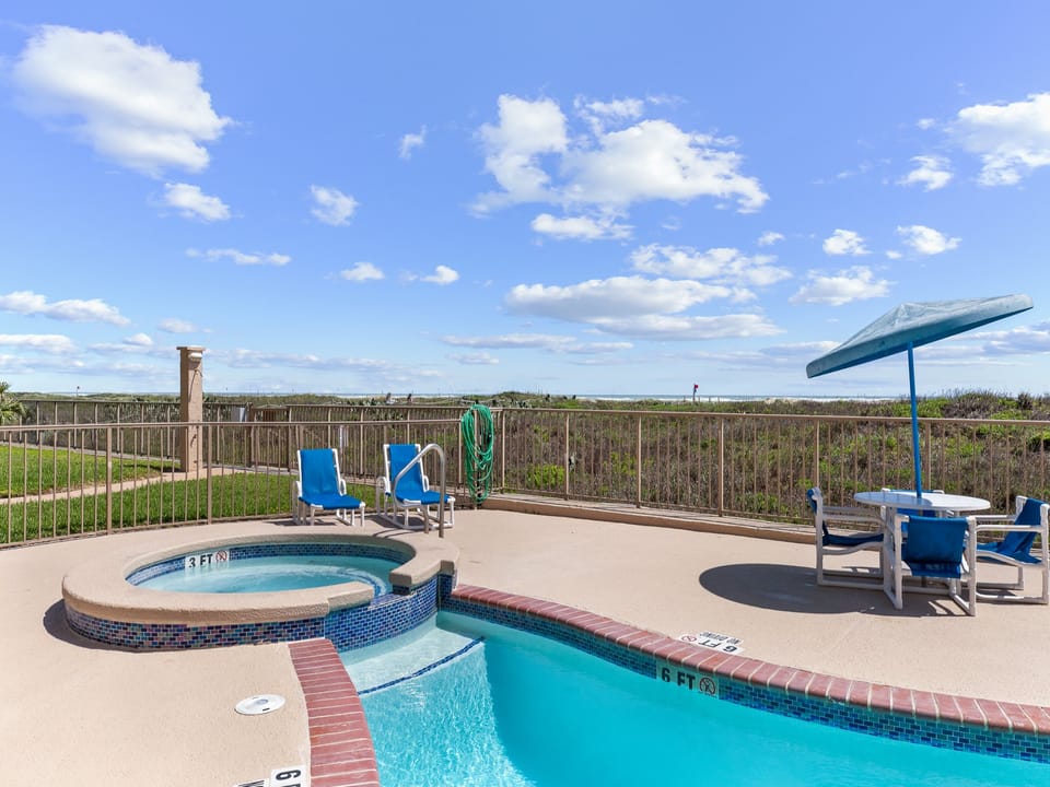 Community pool and hot tub with beach access!