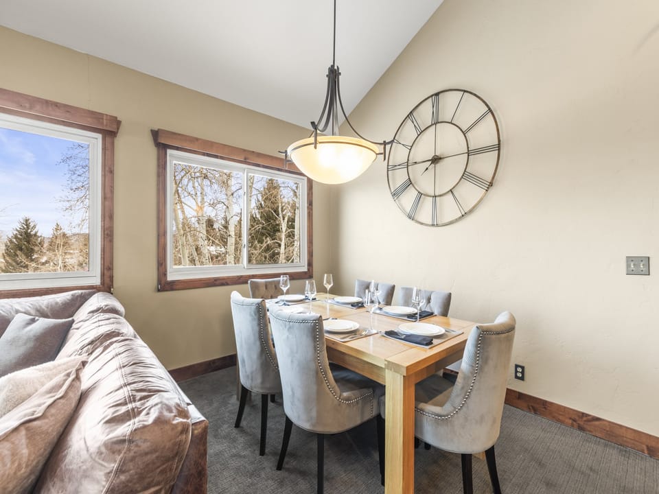 Snow Flower 123 offers a dining table with seating for 6 guests.