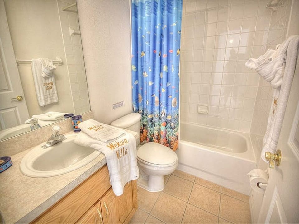upstairs bathroom.jpg