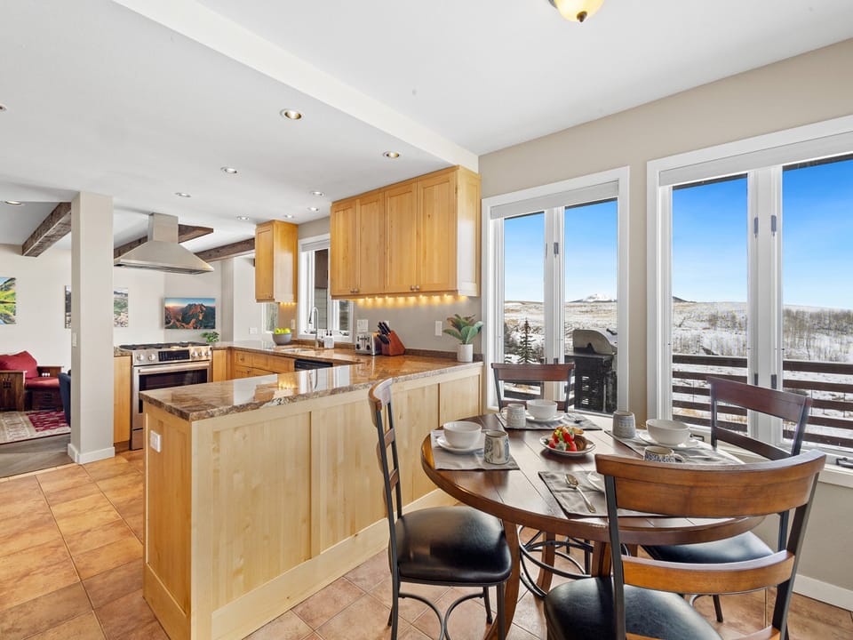 Breakfast Nook/Dining area with stunning views ample space perfect home away from home.