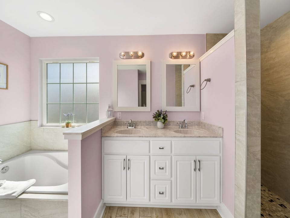Lakeside Dream | King Master Bathroom | Walk-In Shower | Soaking Tub
