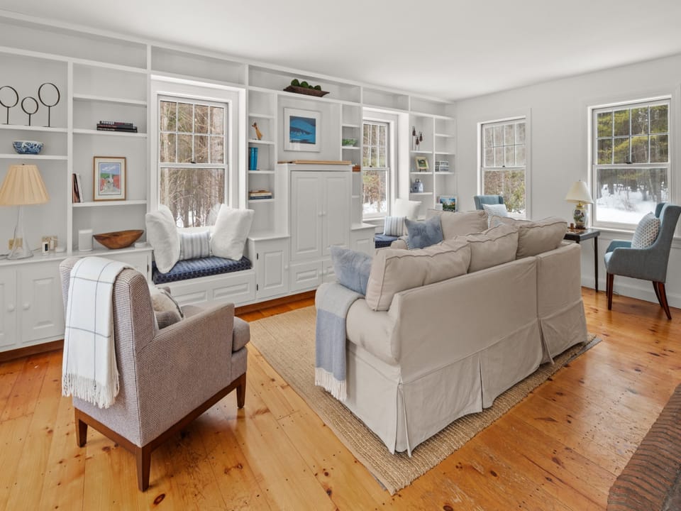 Relax in the bright, sunlit living room – perfect for a movie night or playing board games with friends and family.