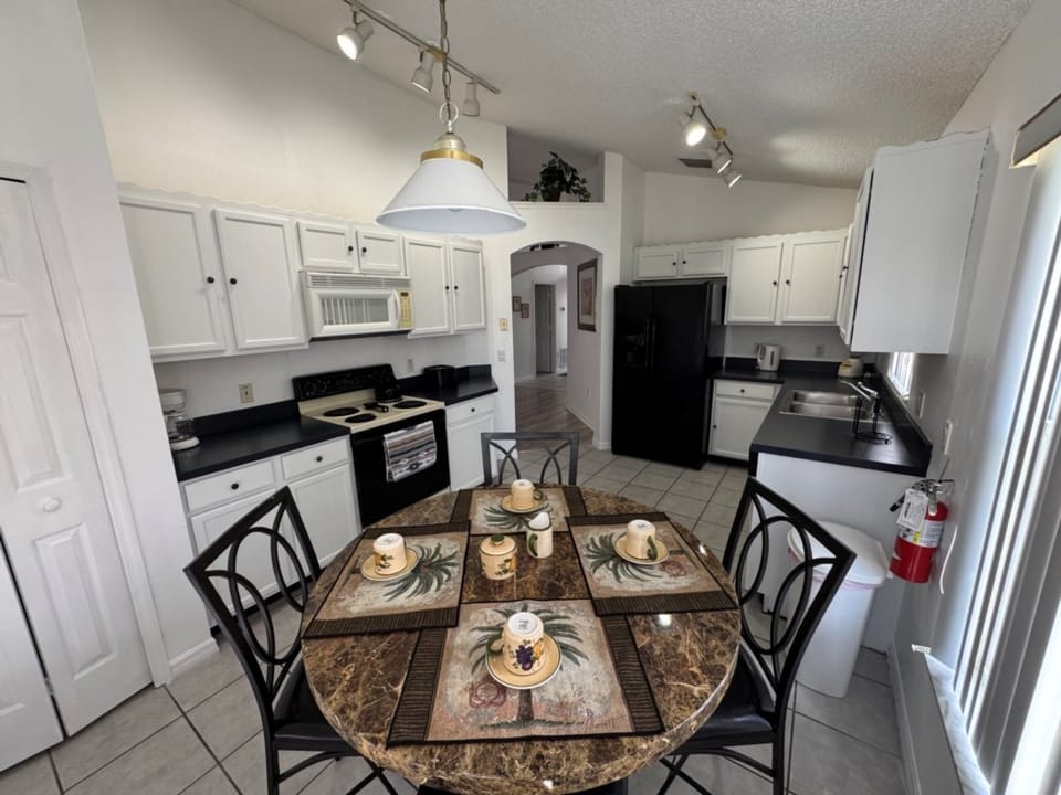 Kitchen 2.jpg