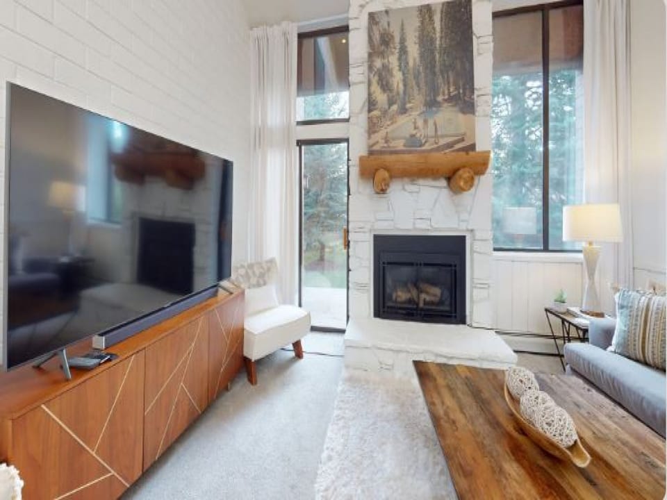 1790 Park Avenue-Comfortably furnished living room