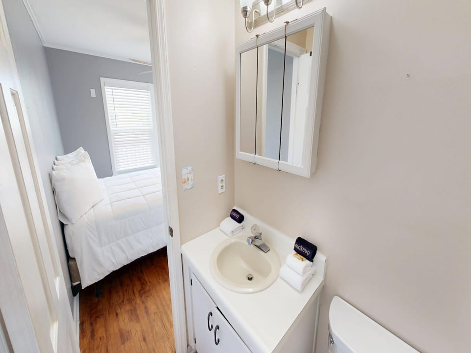 Master Bathroom (2nd Floor)