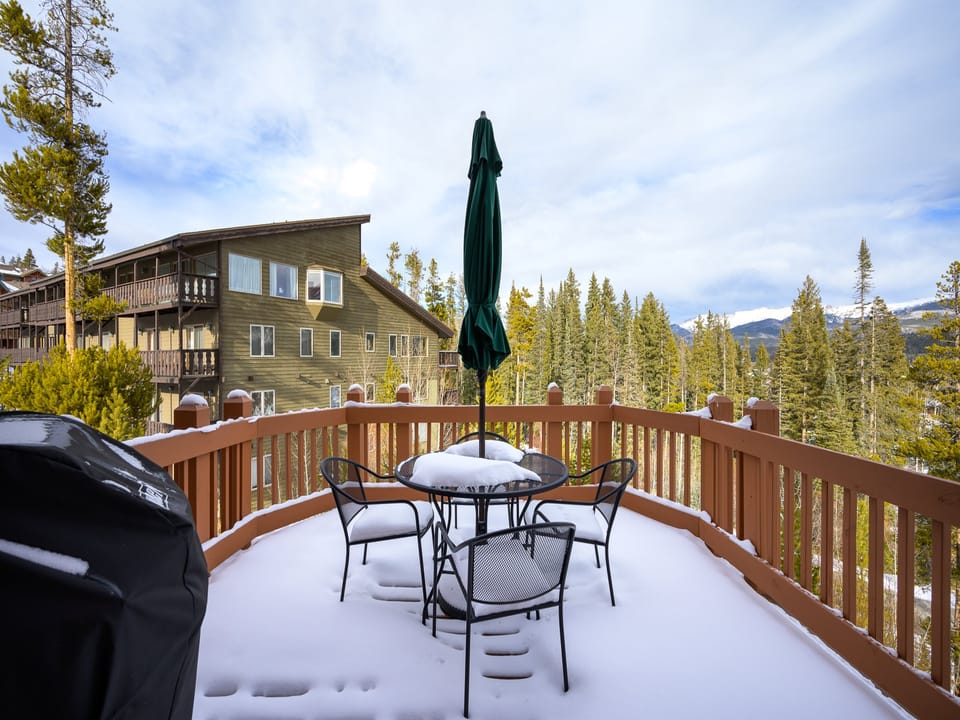 Enjoy the outdoors in style: al fresco dining with Continental Divide views.