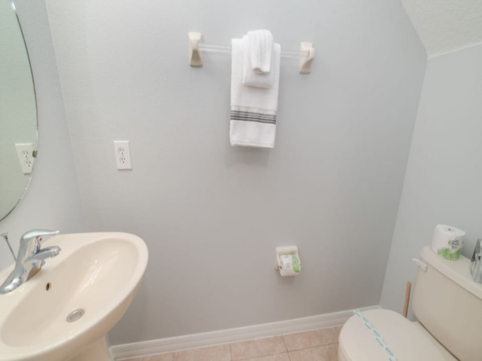 Fresh and functional half-bath for quick and easy use.