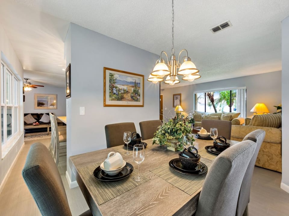 Charming dining space with a rustic touch, perfect for shared meals and gatherings.