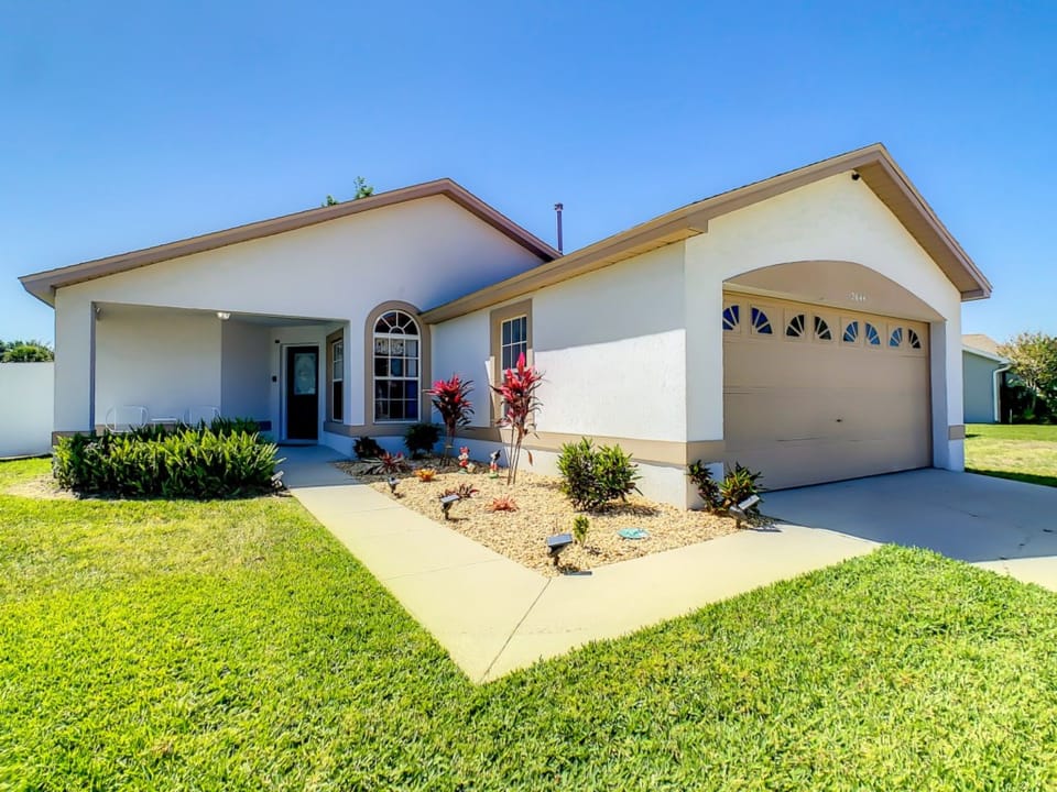 Beautiful front yard with a well-maintained lawn and welcoming entryway.