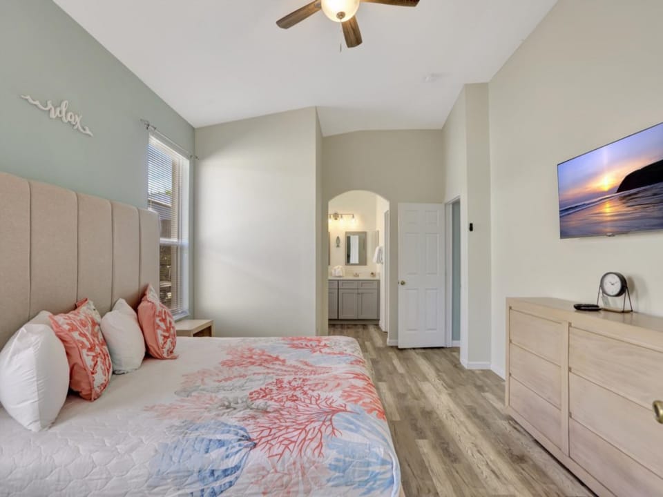 Spacious bedroom featuring modern decor and en-suite bathroom access.