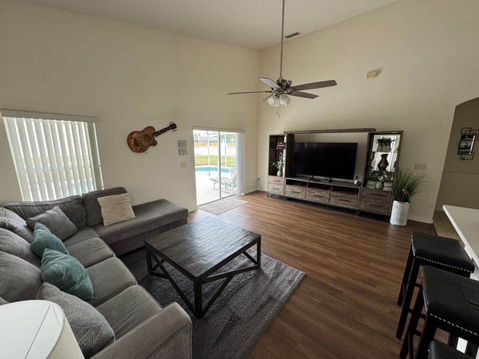 Lounge 2.jpg