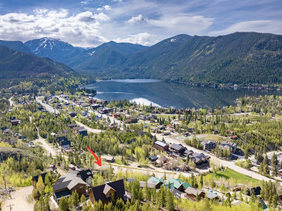 Located in Downtown Grand Lake