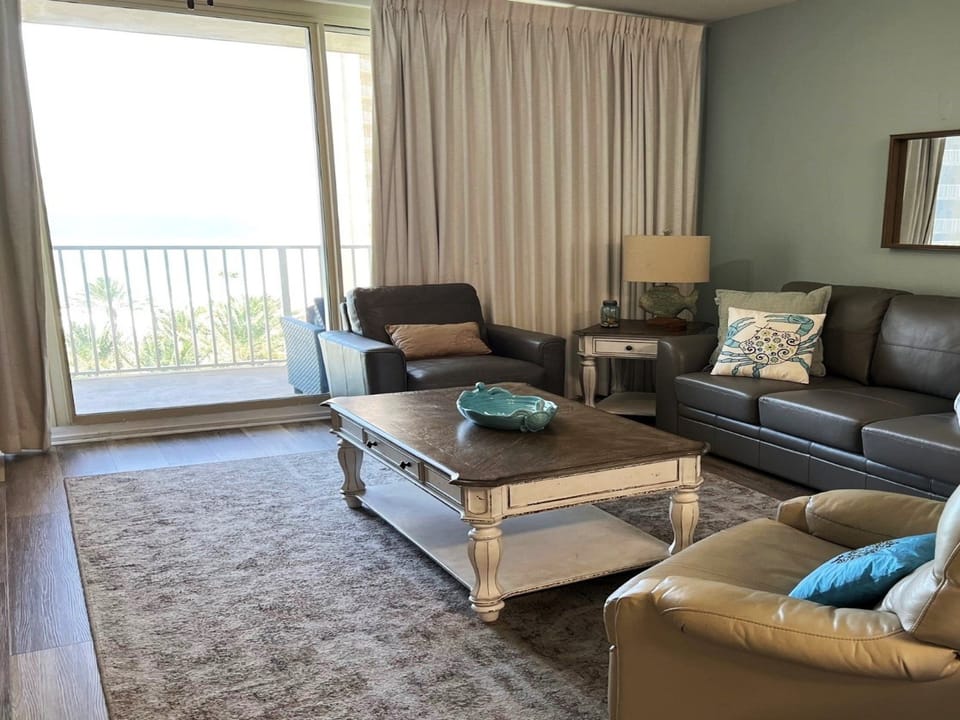Living Room 
Sleeper Sofa
2 recliners