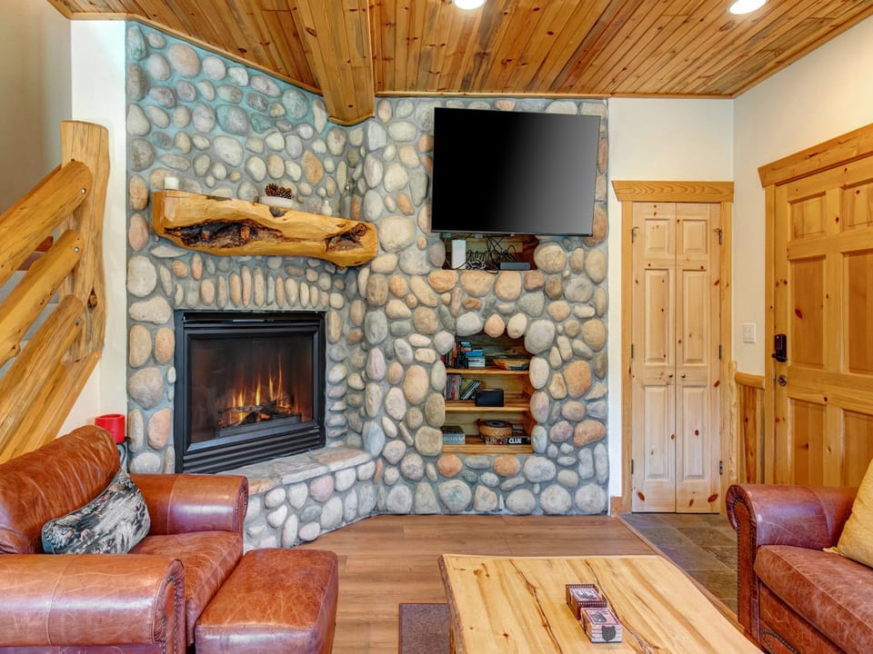 Timber Wolf Lodge 7C has a cozy living room with gas burning fireplace and flat screen TV.
