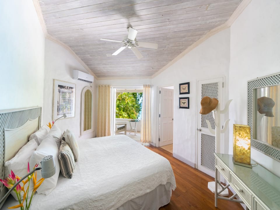 Waverly House - Master bedroom with ocean front patio