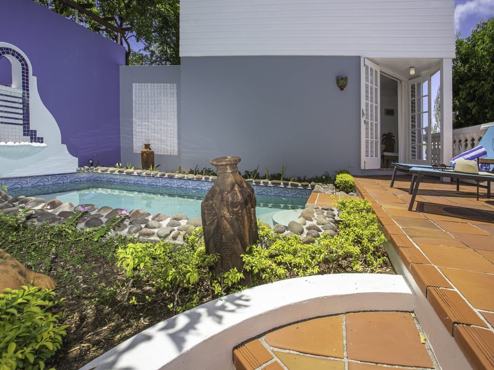 Private mini-pool