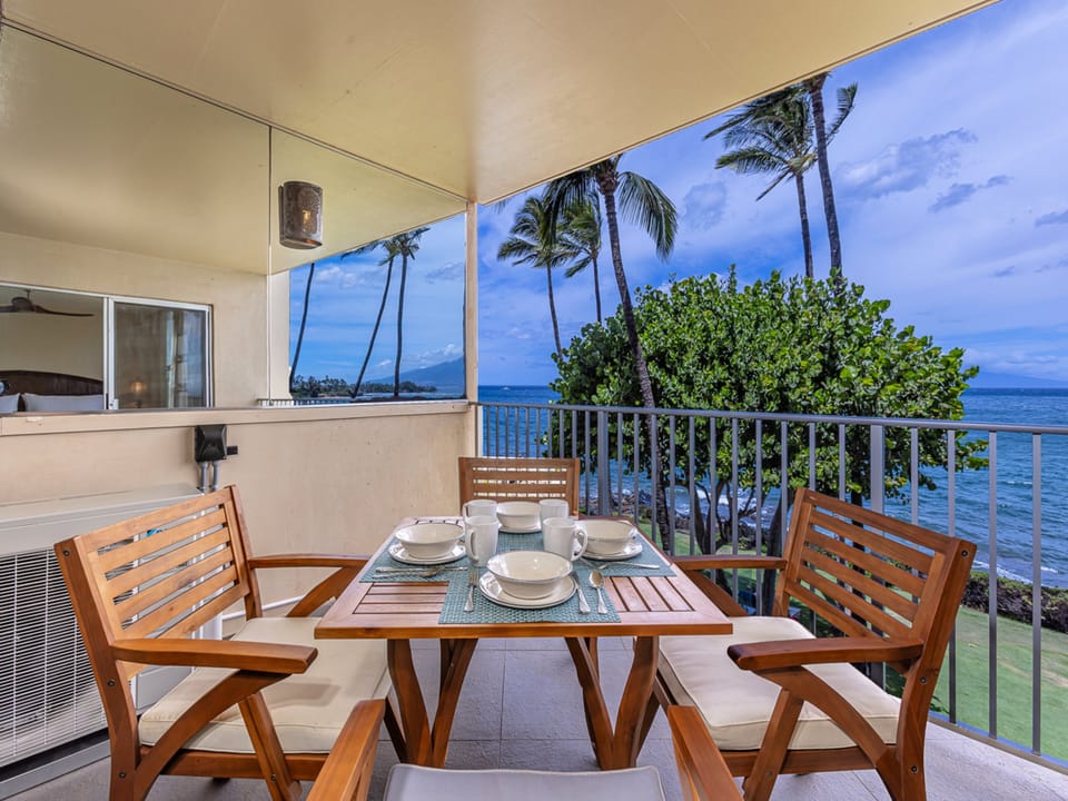 Dining for four on the lanai