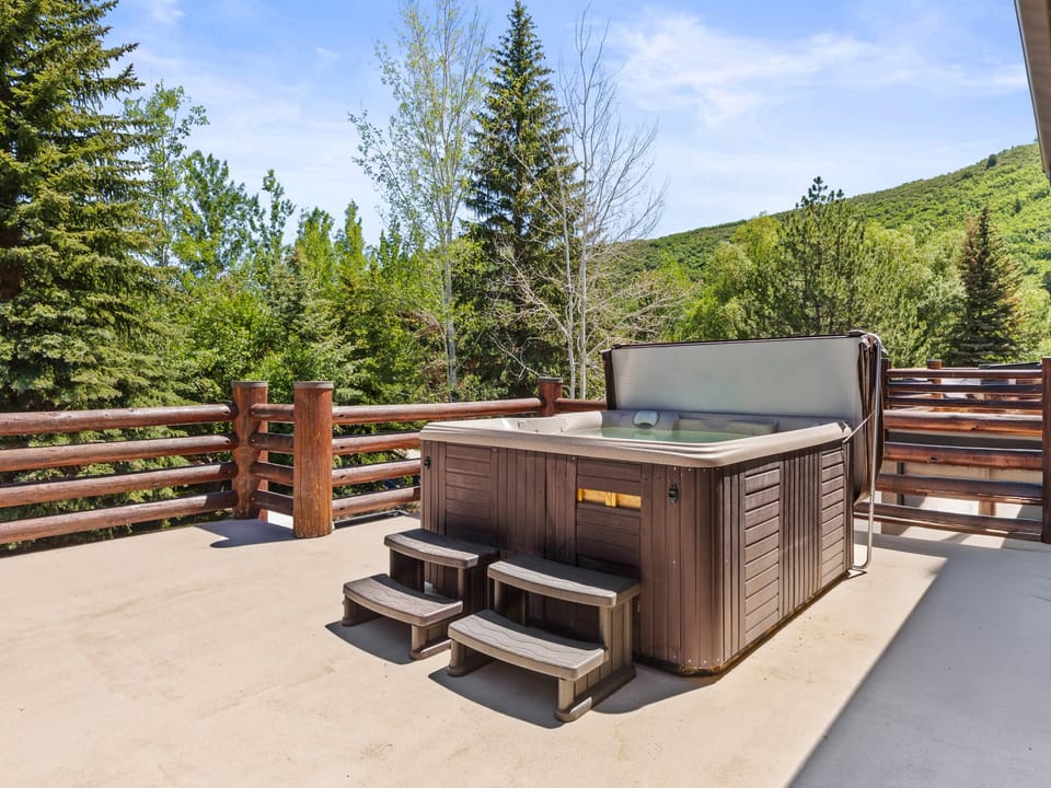 Chaparral 204 has a spacious deck and hot tub with mountain views.