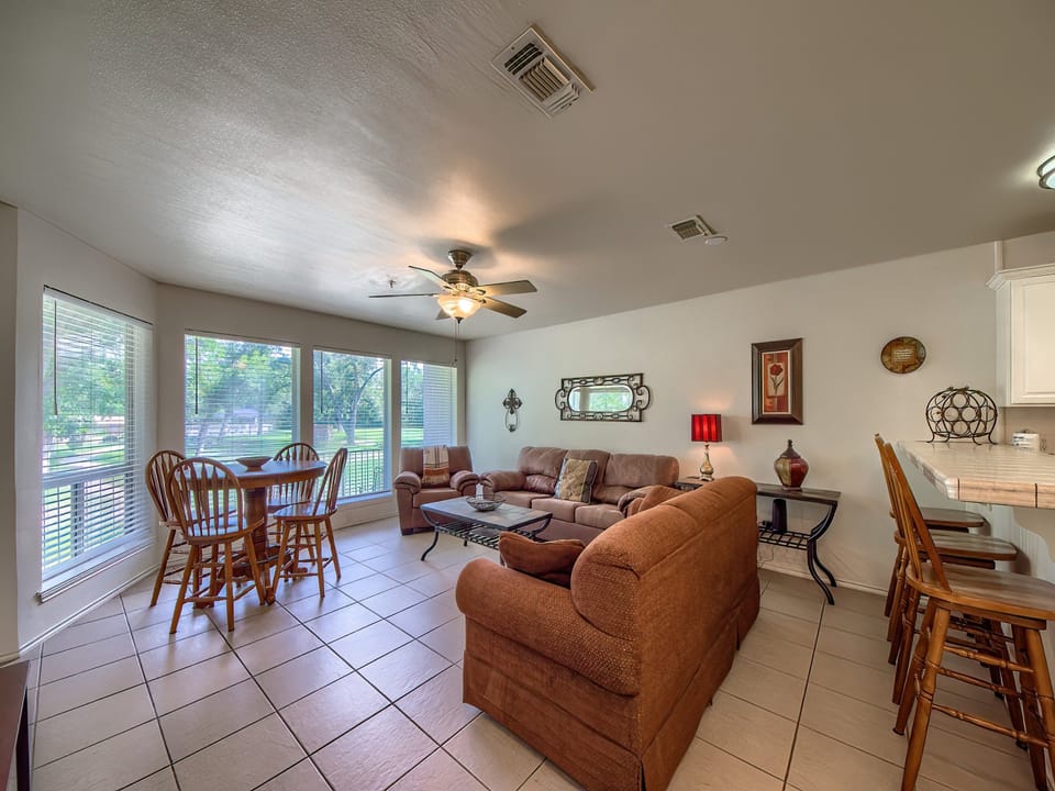 Cozy Living room and dining room with seating for everyone!