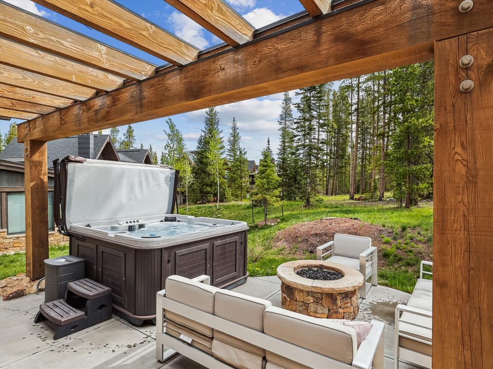 Hot Tub/Patio - Chateau Breck - Breckenridge Vacation Rental
