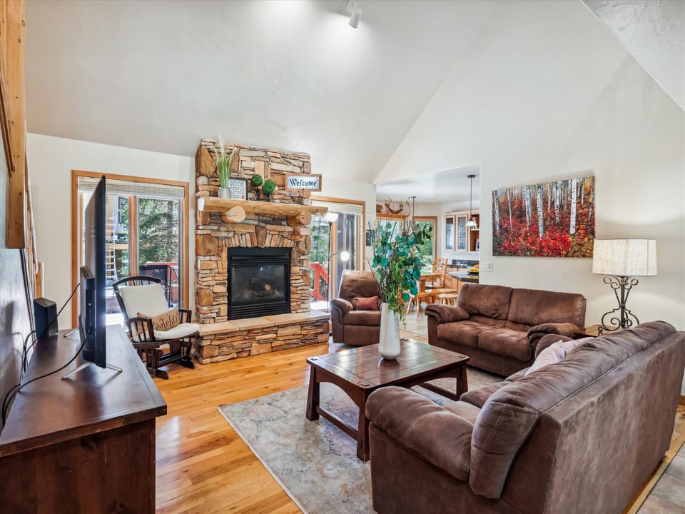 Living Room - Legend Lake Lookout - Silverthorne Vacation Rental