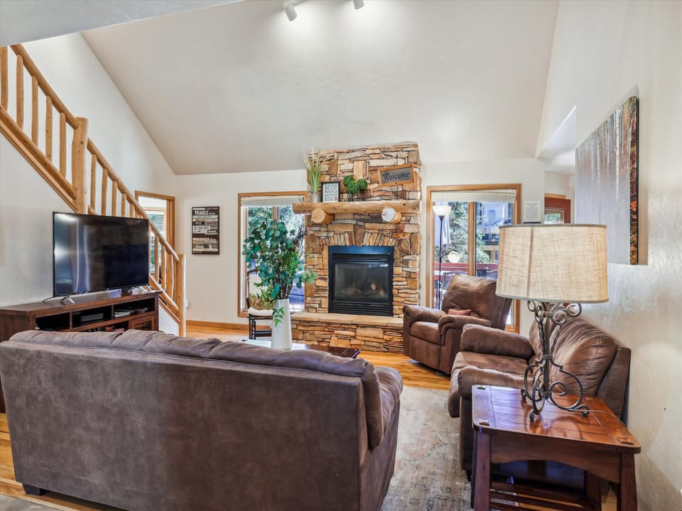 Living Room - Legend Lake Lookout - Silverthorne Vacation Rental