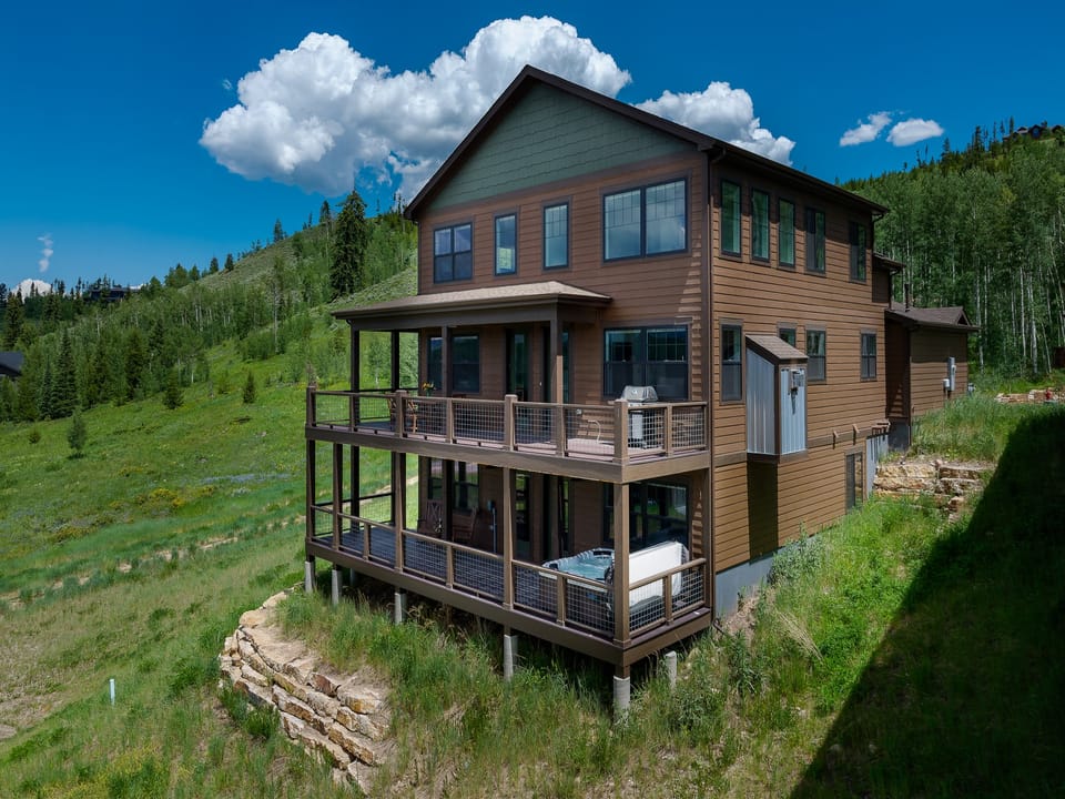 Luxury home in Rendevous Neighborhood