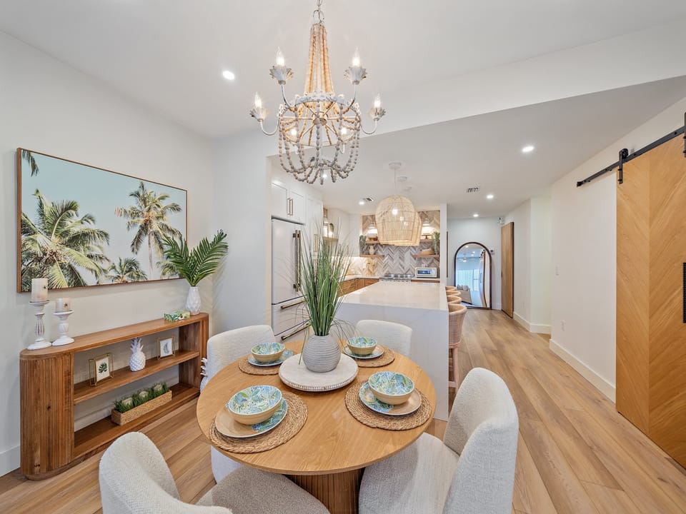Plenty of seating for family and friends in the dining area and kitchen island. Perfect for gatherings with family and friends.