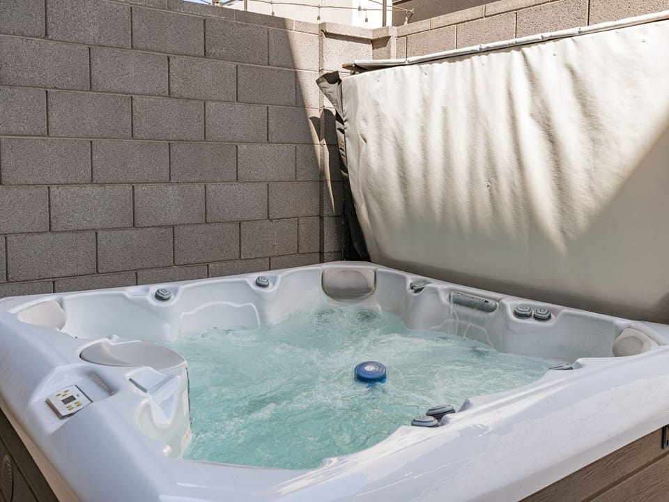 House 1: Private Hot Tub