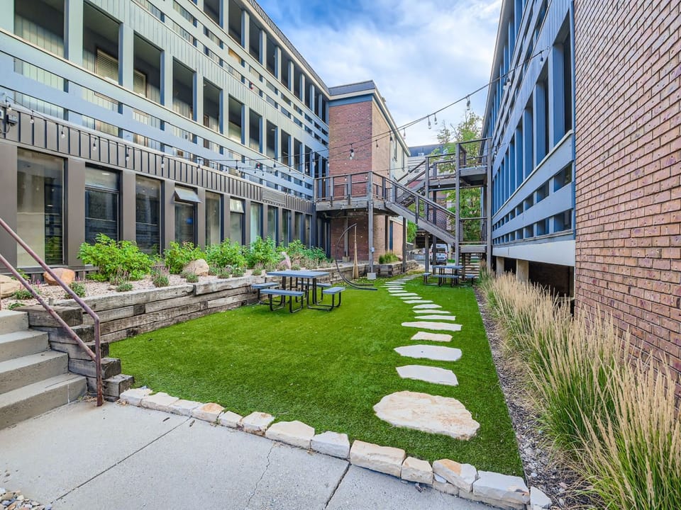 1415 Park Ave - Web Quality - 028 - 34 Courtyard