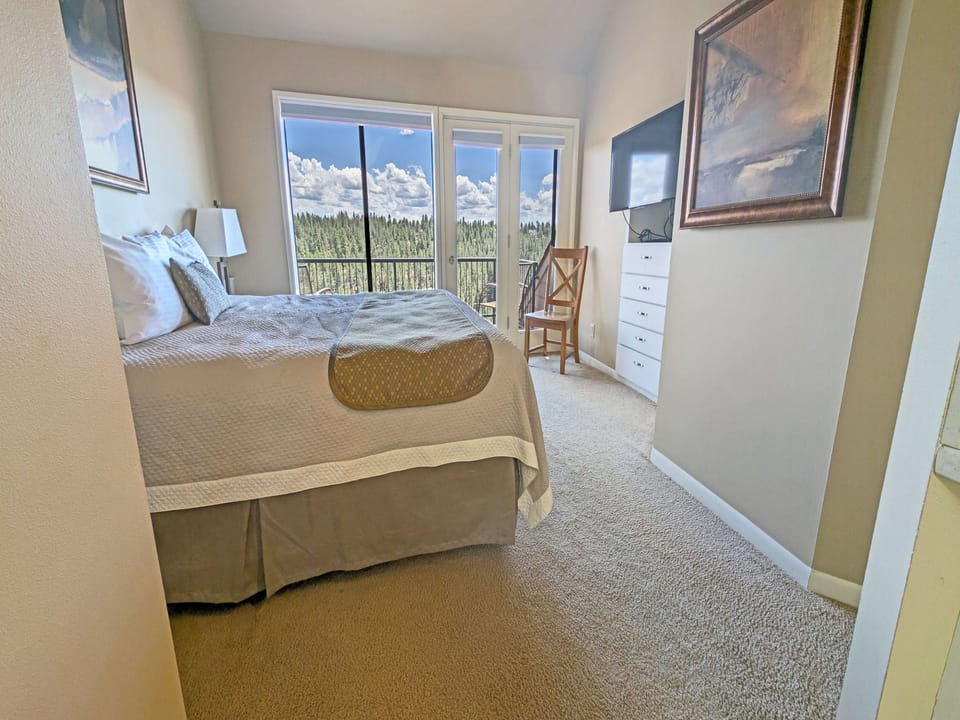 Mt Bachelor Village 423 - Upstairs Primary Suite