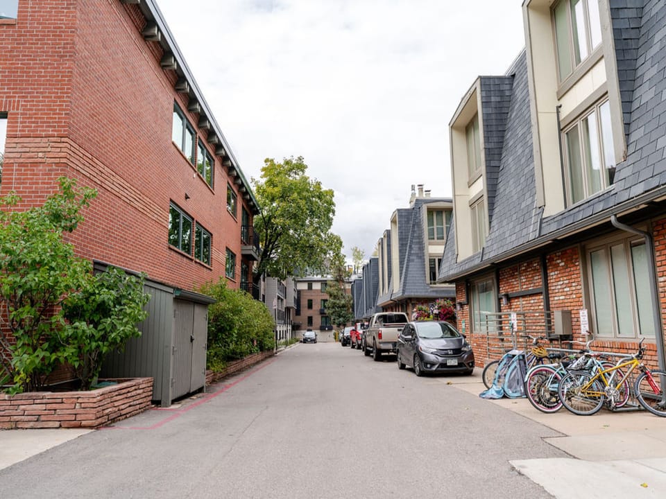 Enter Unit through Alleyway