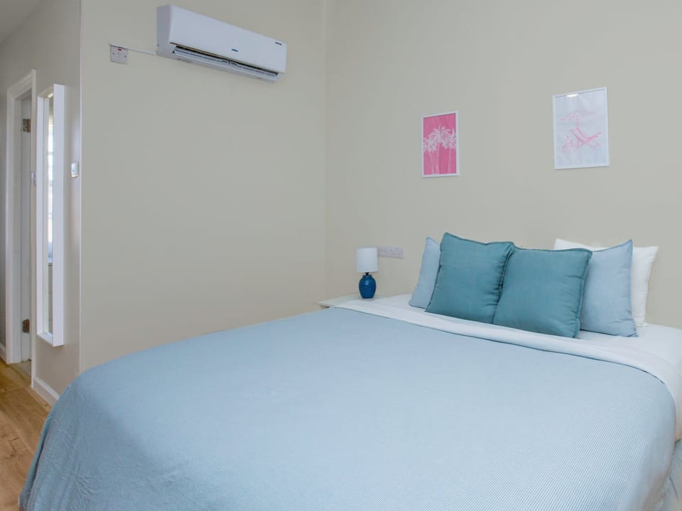 King size bed, can be split into 2 single beds