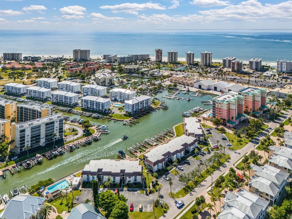 Prime Location on Fort Myers Beach! Walk to Santini Plaza or the Beach