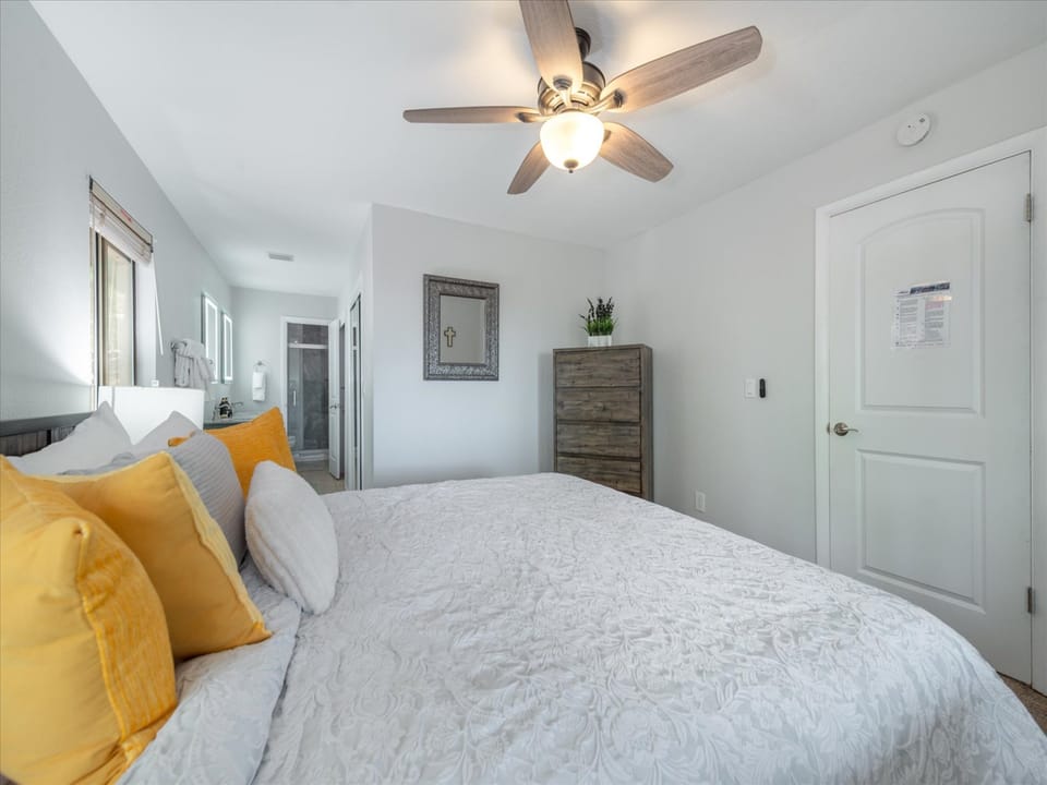 Relax in the master bedroom with a deluxe king size bed and ensuite bathroom for all the comforts of home right at your fingertips.