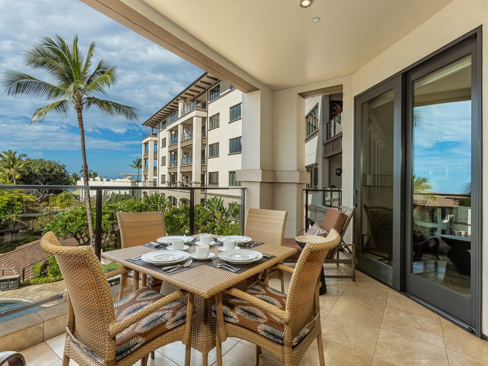 Dining for four on the private lanai