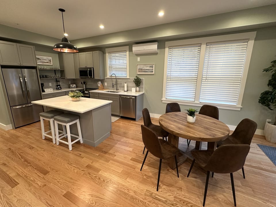 Full Kitchen & Dining Area