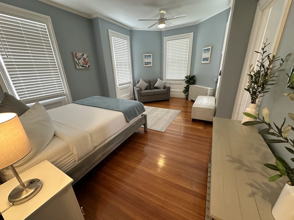 Bedroom w/ Loveseat Sofa Bed